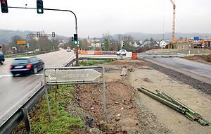 Wegen der k&uuml;nftigen Br&uuml;cke (rechts) wird ein Kreisel auf der B27 gebaut. Bis Ende Juni flie&szlig;t der Verkehr auf der eigens angelegten Bypassstra&szlig;e vorbei. Foto: Ralf Seidel