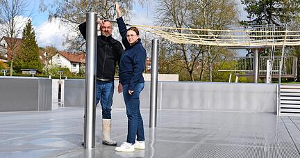 Shila Müller und Gunter Stamm teilen sich die Leitung des Freibades in Nordheim und bereiten mit ihrem Team alles für den Saisonstart vor.
Foto: Ines Schmiedl