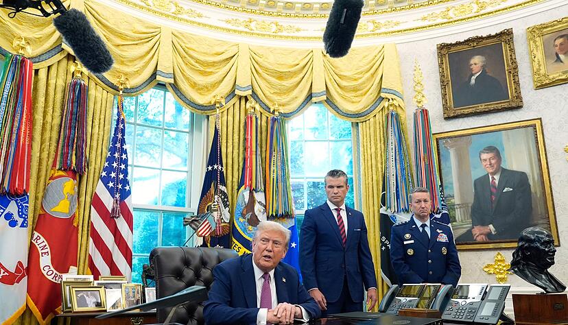 Trump unterschreibt ein Dekret f&uuml;r das &laquo;Kriegsministerium&raquo;.