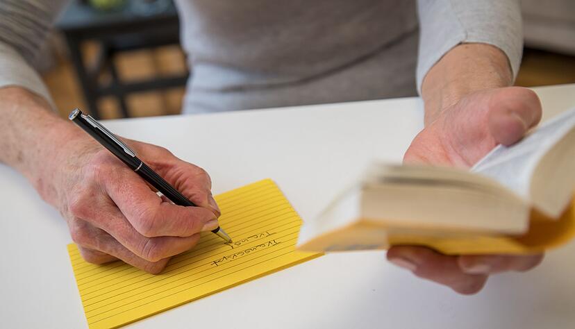 Vokabeln pauken? Ein solider Wortschatz ist das A und O beim Sprechen einer Fremdsprache.