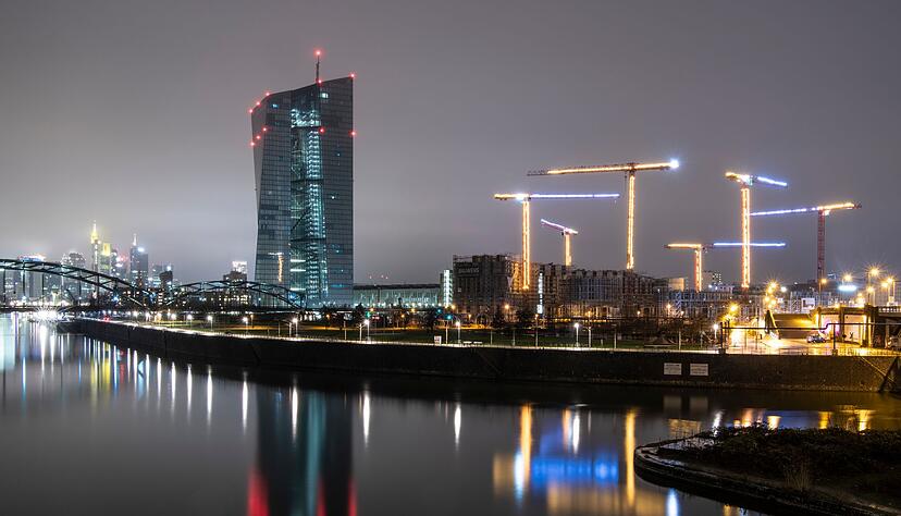Die Bankenskyline von Frankfurt ragt hinter der Europ&auml;ischen Zentralbank (EZB)  empor.