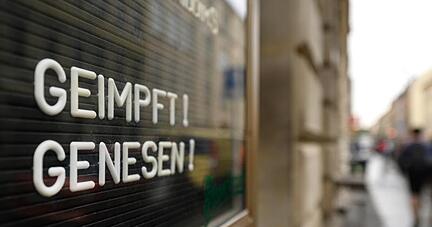 «Geimpft! Genesen!» steht auf einem Schild an einer Bar.