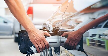Im Vergleich zu Autos mit Benzinmotoren sind in der Region wenige E-Autos auf der Straße. Die Zahl der Ladestationen spielt eine große Rolle. Foto: tongpatong/stock.adobe.com