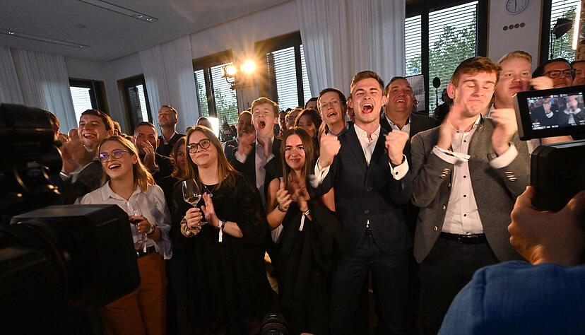 Anhänger der CSU reagieren bei der Wahlparty nach der Bekanntgabe der ersten Prognose zur Landtagswahl in Bayern. In Bayern fand am Sonntag die Wahl zum 19. Bayerischen Landtag statt.