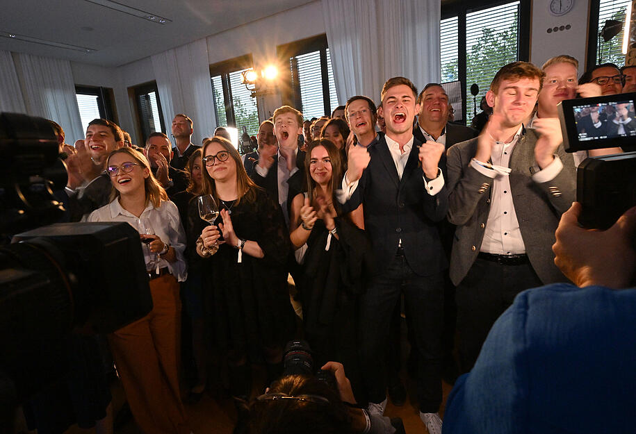 Anhänger der CSU reagieren bei der Wahlparty nach der Bekanntgabe der ersten Prognose zur Landtagswahl in Bayern. In Bayern fand am Sonntag die Wahl zum 19. Bayerischen Landtag statt.