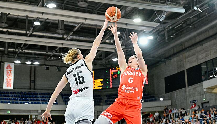 Starke Defense: Alina Hartmann blockt einen Wurf. Starke Defense: Alina Hartmann blockt einen Wurf.