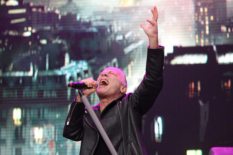 Der Mann mit der kraftvollen &bdquo;Luftschutzsirenen&ldquo;-Stimme: Bruce Dickinson und Iron Maiden legen den Fokus auf Lieder aus den 80er Jahren.