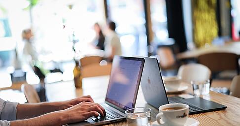 Wer eine passende Weiterbildung sucht, kann auf spezialisierten Portalen zahlreiche Kurse und Beratungsmöglichkeiten finden.