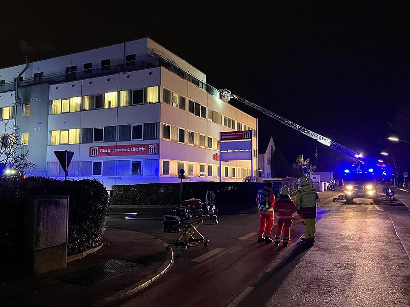 Der Brand in der vierstöckigen Flüchtlingsunterkunft in der Neckargartacher Straße wurde nach Angaben der Polizei am Dienstag gegen 2.20 Uhr gemeldet.