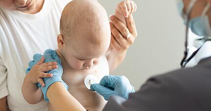 Mit dem Baby zur Untersuchung: Kinderärzte haben in Heilbronn sehr viel zu tun.