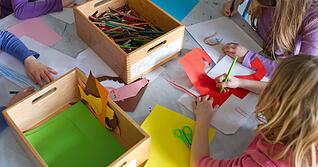 Zur Kernzeitbetreuung &ndash; hier ein Symbolbild &ndash; geh&ouml;ren Aktivit&auml;ten wie Basteln. Auch in Eberstadt.