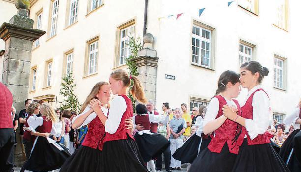 Feste Größe im Programm: Die Winzertanzgruppe eröffnete das Weindorf mit beschwingten, traditionellen Tänzen vor dem Ingelfinger Schloss.