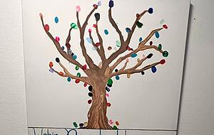 Ein Zuhause auf Zeit ist die Wohngruppe. Wer wieder auszieht, kann seinen Fingerabdruck hinterlassen auf dem Baum, den eine ehemalige Bewohnerin gemalt hat. Ein Zuhause auf Zeit ist die Wohngruppe. Wer wieder auszieht, kann seinen Fingerabdruck hinterlassen auf dem Baum, den eine ehemalige Bewohnerin gemalt hat.