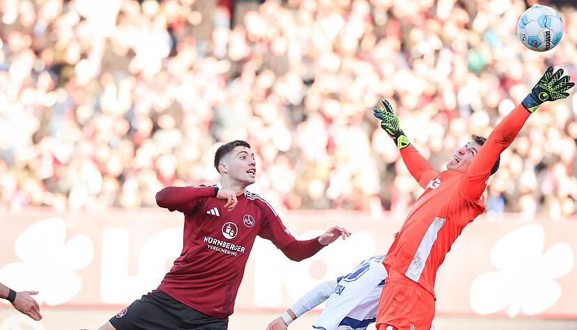 Nürnbergs Stefanos Tzimas köpft den Ball ins KSC-Tor. Nürnbergs Stefanos Tzimas köpft den Ball ins KSC-Tor.