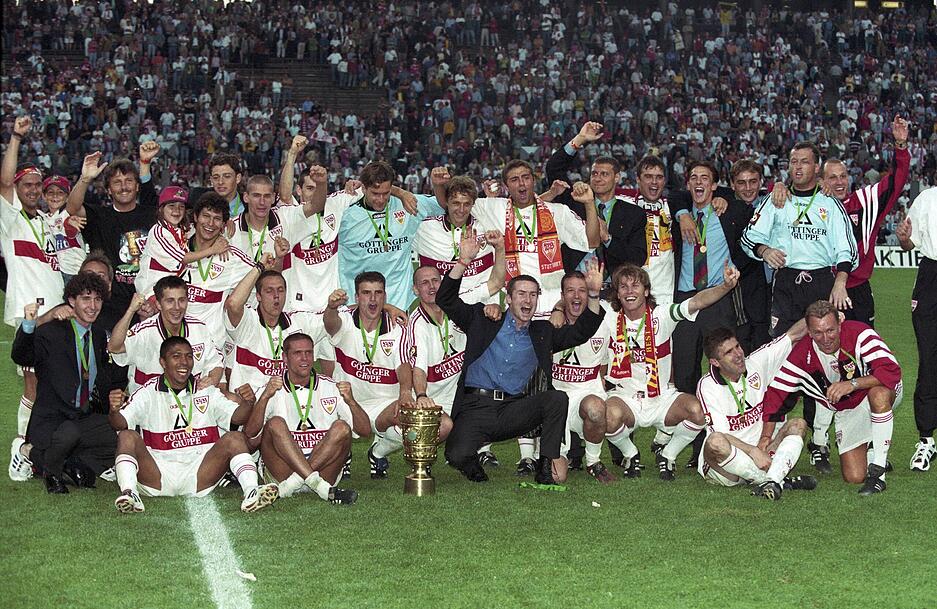 Am 14. Juni 1997 gewann der VfB Stuttgart gegen Energie Cottbus durch zwei Tore von Giovanne Elber 2:0. Die Parallele zu 2025: Cottbus war ebenfalls Drittligist und Aufsteiger – wie Arminia Bielefeld.
