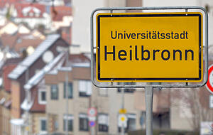 So könnten die Heilbronner Ortsschilder eines Tages aussehen. Fotomontage: HSt So könnten die Heilbronner Ortsschilder eines Tages aussehen. Fotomontage: HSt
