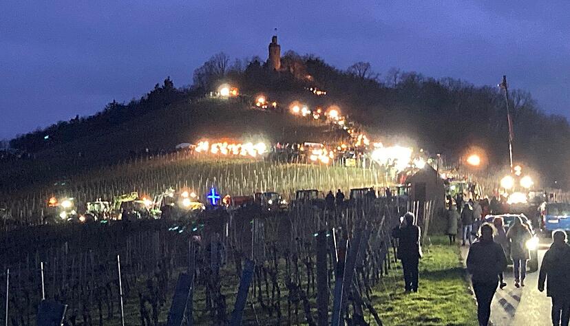 Hunderte von Traktoren beleuchten den Heuchelberg am Sonntagabend.
