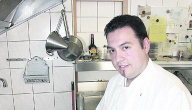 Michael Ortiz bereitet Knödel zu. Er bezeichnet seine Küche als gut bürgerlich, manchmal zeigt er auch sein Sternerestaurant-Können.