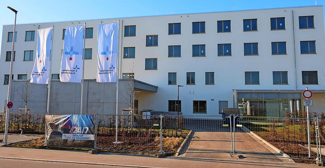 Ab Oktober werden die Patienten im neuen Hohenloher Krankenhaus in &Ouml;hringen versorgt. Ein Wasserschaden hatte den geplanten Betriebsstart verhindert.