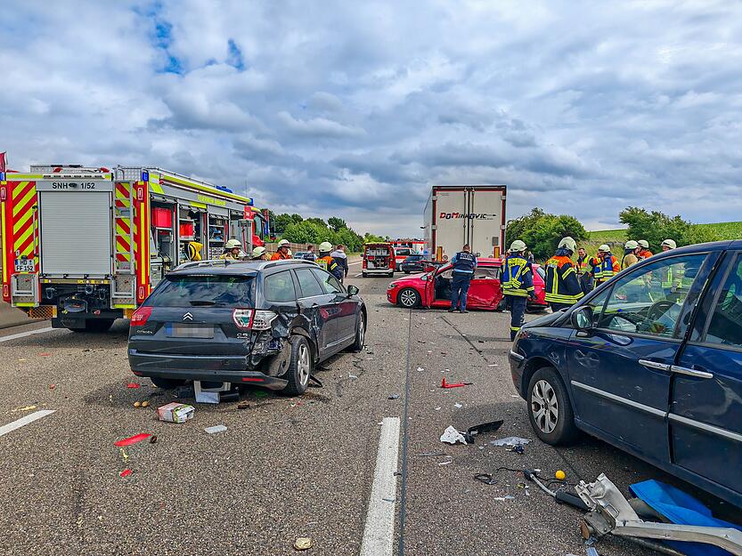 Mehrere Fahrzeuge waren an einem schweren Unfall auf der A6 bei Sinsheim-Süd beteiligt.