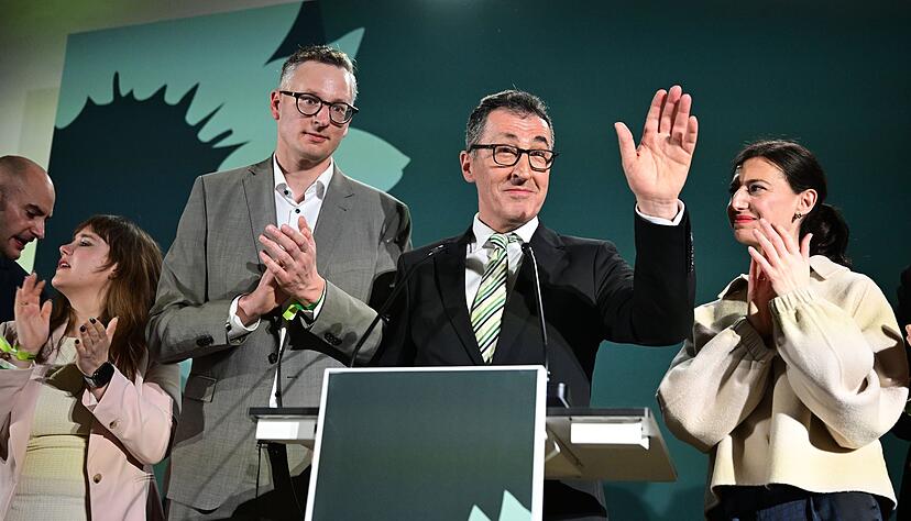 Es sieht gut aus f&uuml;r Cem &Ouml;zdemir. Seine Gr&uuml;nen liegen bei der Landtagswahl in Baden-W&uuml;rttemberg laut ARD und ZDF leicht vor der CDU.