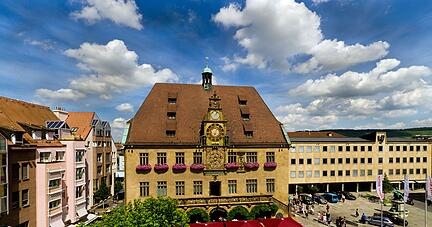 Das Rathaus auf dem Marktplatz wurde im frühen 15. Jahrhundert erbaut. Der Hingucker ist dessen Kunstuhr.