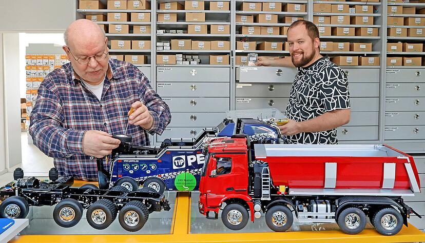 Wenn der Vater mit dem Sohne: Frank (links) und Julian Fechtner haben ein H&auml;ndchen f&uuml;r den Modellbau, der bis ins letzte Detail echte Fahrzeuge nachbildet.