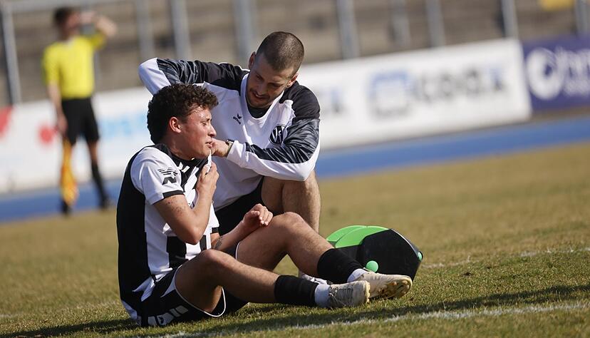 Der Moment, als nichts mehr geht: Sebastian Lutz zieht sich im Spiel seines VfR Heilbronn gegen die TSG Tübingen eine Schulterverletzung zu. Der Moment, als nichts mehr geht: Sebastian Lutz zieht sich im Spiel seines VfR Heilbronn gegen die TSG Tübingen eine Schulterverletzung zu.