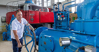 Die zwei Turbinen im Generatorenhaus. Peter Bernhardt ist als Teamleiter bei der Neckar AG auch für das Laufwasserkraftwerk in Lauffen verantwortlich.
