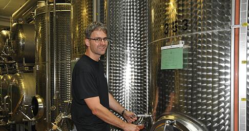 Ein Teil der Trauben des Jahrgangs 2020 sind schon im Keller. Die Qualit&auml;t ist &uuml;berdurchschnittlich, sagt Kellermeister Andreas Reichert.
Foto: Claudia Kostner