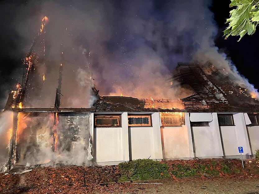 Die Kirche brennt wie Zunder. Als die Feuerwehr Widdern an der Einsatzstelle eintraf, habe der Turm der Kirche bereits in Flammen gestanden, sagt Kommandant und Einsatzleiter Patrick Ehrhardt.