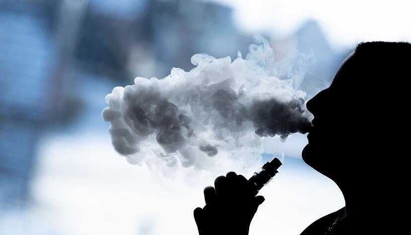 Hat diese Vaperin gerade einen der 13 umstrittenen Inhaltsstoffe inhaliert? Die Wahrscheinlichkeit ist hoch. (Symbolbild)