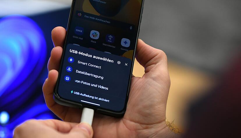 Welcher Modus darf es sein? Datenaustausch? Nur Fotos oder gleich Smart Connect? Beim Anstöpseln an den Windowsrechner müssen Nutzer sich entscheiden. Welcher Modus darf es sein? Datenaustausch? Nur Fotos oder gleich Smart Connect? Beim Anstöpseln an den Windowsrechner müssen Nutzer sich entscheiden.