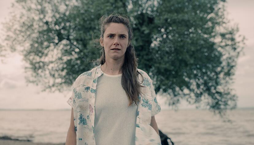 Szenenbild: Die Spuren f&uuml;hren die Ermittler zur G&auml;rtnerei von Saskia Prixner (Miriam Stein).