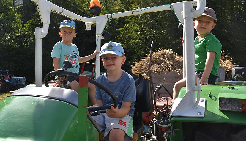 Für Kinder ist der Aufgalopp der Motor-Pferde eine Augenweide und Spielgelegenheit zugleich. Für Kinder ist der Aufgalopp der Motor-Pferde eine Augenweide und Spielgelegenheit zugleich.
