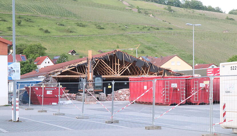 Von der Kochertalstraße aus sind die Abriss-Arbeiten gut zu sehen. Das neue Gebäude soll bis Ende des Jahres fertiggestellt sein. Von der Kochertalstraße aus sind die Abriss-Arbeiten gut zu sehen. Das neue Gebäude soll bis Ende des Jahres fertiggestellt sein.