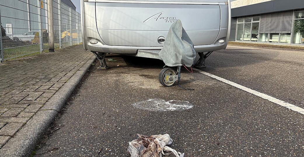Zugeparkte Stra&szlig;en, kaputtgefahrene Gr&uuml;nfl&auml;chen und menschliche F&auml;kalien auf der Stra&szlig;e. Unternehmen beklagen die Zust&auml;nde im Leingartener Industriegebiet.