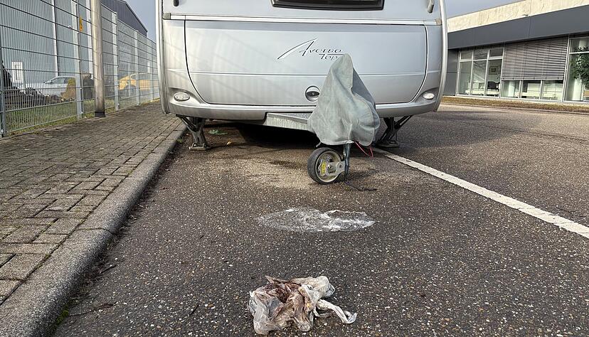 Zugeparkte Stra&szlig;en, kaputtgefahrene Gr&uuml;nfl&auml;chen und menschliche F&auml;kalien auf der Stra&szlig;e. Unternehmen beklagen die Zust&auml;nde im Leingartener Industriegebiet.