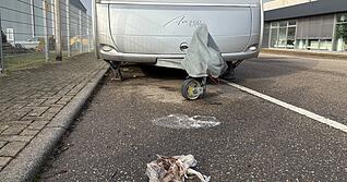 Zugeparkte Stra&szlig;en, kaputtgefahrene Gr&uuml;nfl&auml;chen und menschliche F&auml;kalien auf der Stra&szlig;e. Unternehmen beklagen die Zust&auml;nde im Leingartener Industriegebiet.