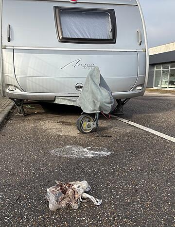 Zugeparkte Stra&szlig;en, kaputtgefahrene Gr&uuml;nfl&auml;chen und menschliche F&auml;kalien auf der Stra&szlig;e. Unternehmen beklagen die Zust&auml;nde im Leingartener Industriegebiet.