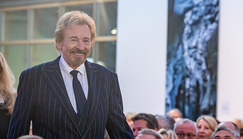 Moderator Thomas Gottschalk will sich nach einem Abschied aus dem TV-Geschäft für mindestens ein Jahr aus der Öffentlichkeit zurückziehen und reisen. (Archivbild)