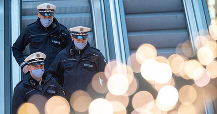 Polizeibeamte kontrollieren während einer Schwerpunktkontrolle zur Einhaltung der Maßnahmen, um die Coronavirus-Pandemie einzudämmen, in einem Einkaufszentrum.  Foto: dpa