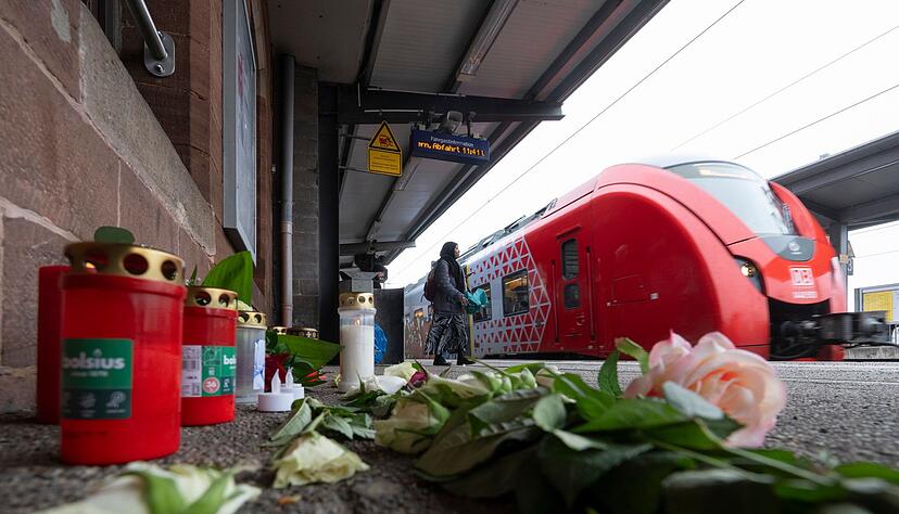 Anfang Februar war ein 36 Jahre alter Zugbegleiter bei einer Ticketkontrolle angegriffen und tödlich verletzt worden. (Archivbild) Anfang Februar war ein 36 Jahre alter Zugbegleiter bei einer Ticketkontrolle angegriffen und tödlich verletzt worden. (Archivbild)