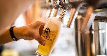 ARCHIV - Ein Glas des hier gebrauten Bieres wird am 27.06.2015 in Frankfurt am Main (Hessen) in der kleinen Brauerei namens «Braustil» in einer ehemaligen Tankstelle gezapft. Die Zahl der Brauereien in Deutschland ist im vergangenen Jahr weiter gestiegen. (zu dpa «Zahl der Brauereien weiter gestiegen» vom 25.03.2017) Foto: Frank Rumpenhorst/dpa +++(c) dpa - Bildfunk+++ | Verwendung weltweit