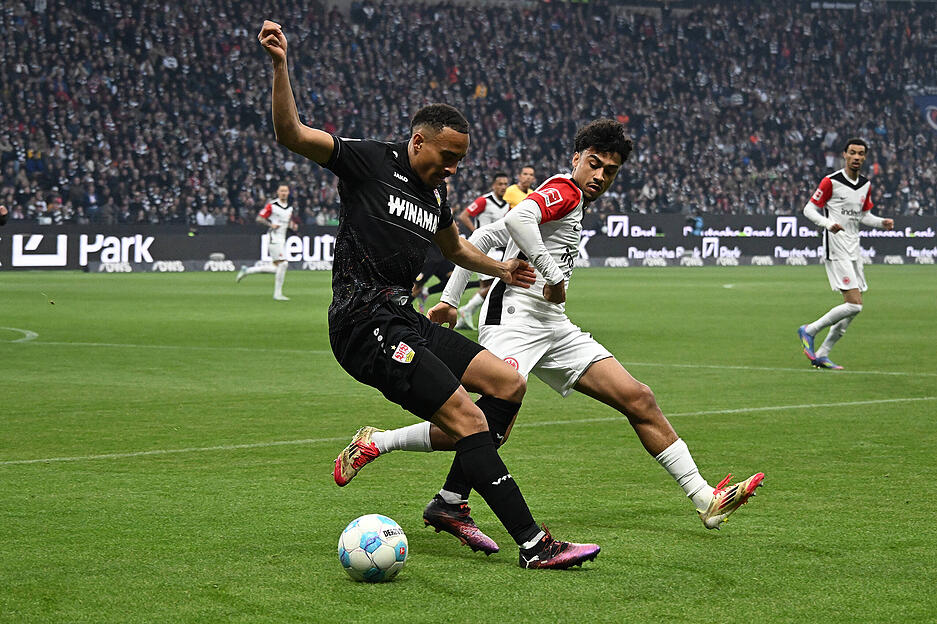 Jamie Leweling: Zu lasch beim Abschluss in der Anfangsphase, riskant beim Dribbling in der eigenen Hälfte vor der Pause. Sonst kaum zu sehen. Note: 5