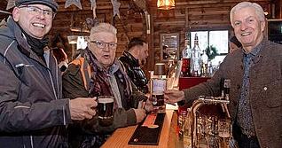 Chefredakteur Uwe Ralf Heer (rechts) schenkt f&uuml;r Menschen in Not Bier in Uschis Scheune am Heilbronner Kiliansplatz aus.