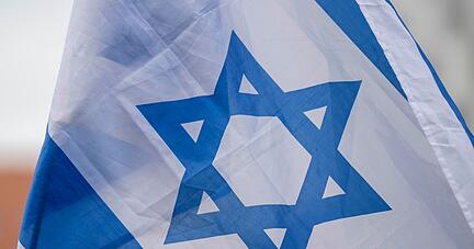 Die israelische Flagge weht im Wind.