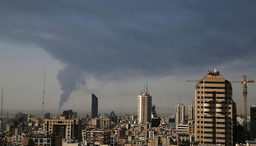 Aus einer &Ouml;leinrichtung im S&uuml;den Teherans, Iran, steigt enormer Rauch auf.
