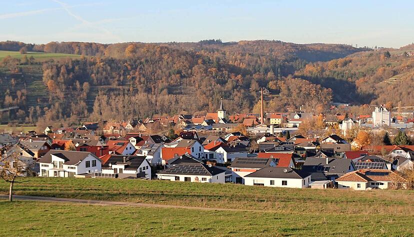 Blick ins Jagsttal: Bauland in Siglingen (vorn) ist gefragt und auch in Reichertshausen, hoch auf der anderen Seite des Flusses gelegen, lässt es sich umgeben von idyllischer Natur gut leben.
Fotos: Ute Pllückthun Blick ins Jagsttal: Bauland in Siglingen (vorn) ist gefragt und auch in Reichertshausen, hoch auf der anderen Seite des Flusses gelegen, lässt es sich umgeben von idyllischer Natur gut leben.
Fotos: Ute Pllückthun