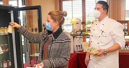 Der Selbstbedienungsbereich, den Gastronom Felix Schick (rechts) im Fleiner Gasthaus "Wo der Hahn kräht" für Kunden eingerichtet hat, kommt sehr gut an.
Fotos: Gustav Döttling Der Selbstbedienungsbereich, den Gastronom Felix Schick (rechts) im Fleiner Gasthaus "Wo der Hahn kräht" für Kunden eingerichtet hat, kommt sehr gut an.
Fotos: Gustav Döttling